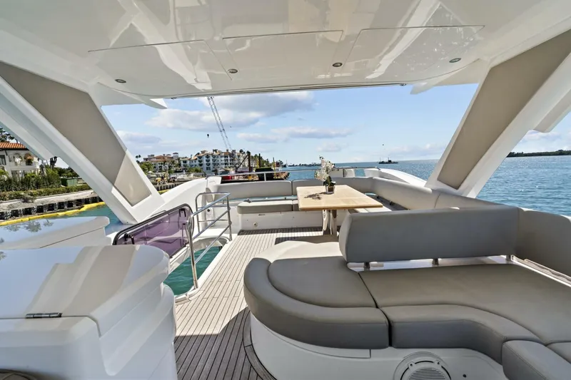 Slide: The Image of Sunseeker Manhattan 66 2019 - 16