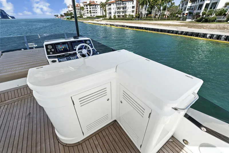Slide: The Image of Sunseeker Manhattan 66 2019 - 18