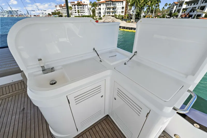 Slide: The Image of Sunseeker Manhattan 66 2019 - 19