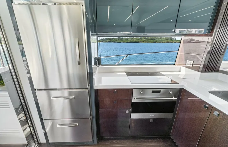 Slide: The Image of Sunseeker Manhattan 66 2019 - 21