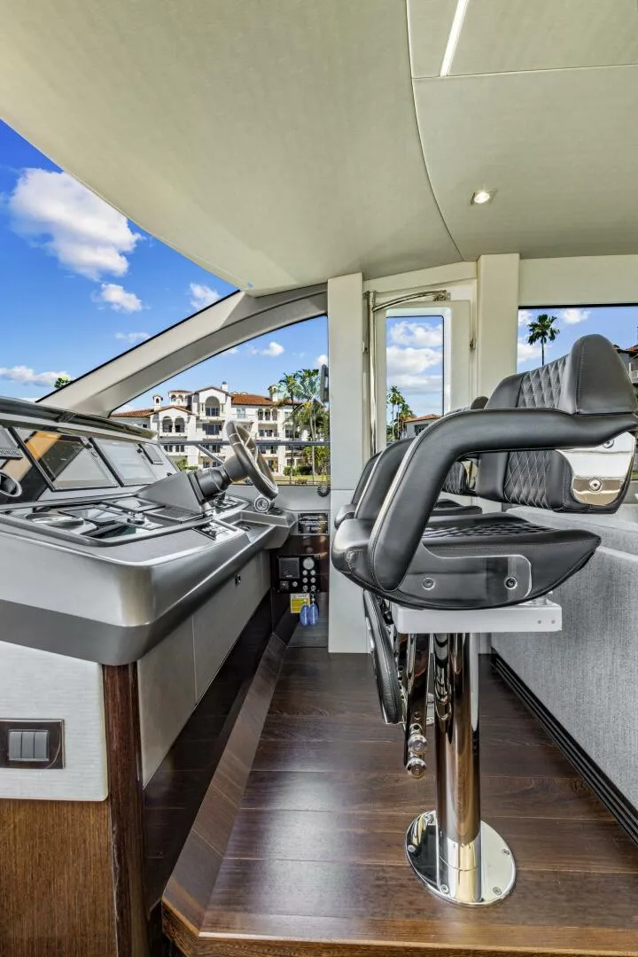 Slide: The Image of Sunseeker Manhattan 66 2019 - 27