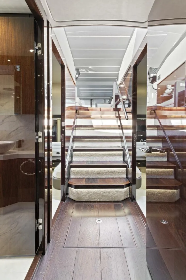 Slide: The Image of Sunseeker Manhattan 66 2019 - 30