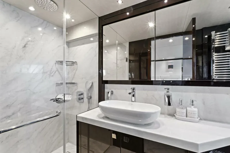 Slide: The Image of Sunseeker Manhattan 66 2019 - 36