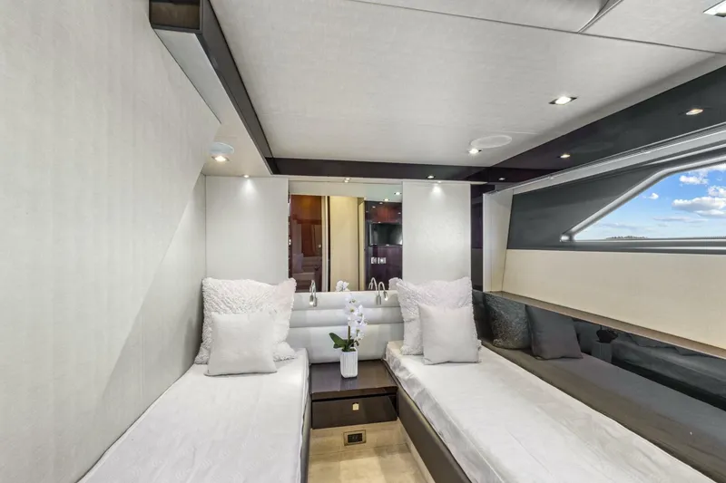 Slide: The Image of Sunseeker Manhattan 66 2019 - 42