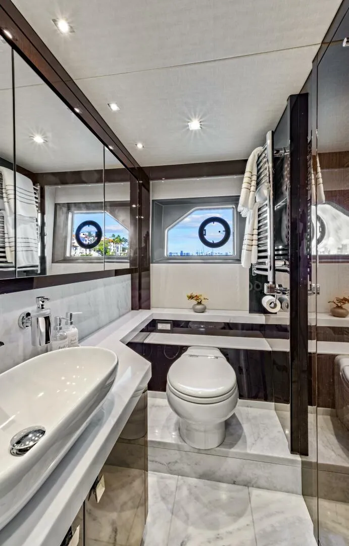 Slide: The Image of Sunseeker Manhattan 66 2019 - 44