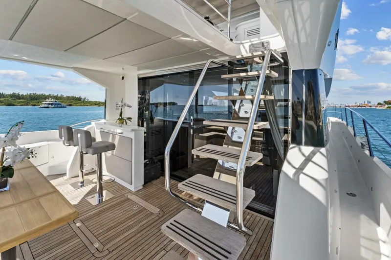 Slide: The Image of Sunseeker Manhattan 66 2019 - 8