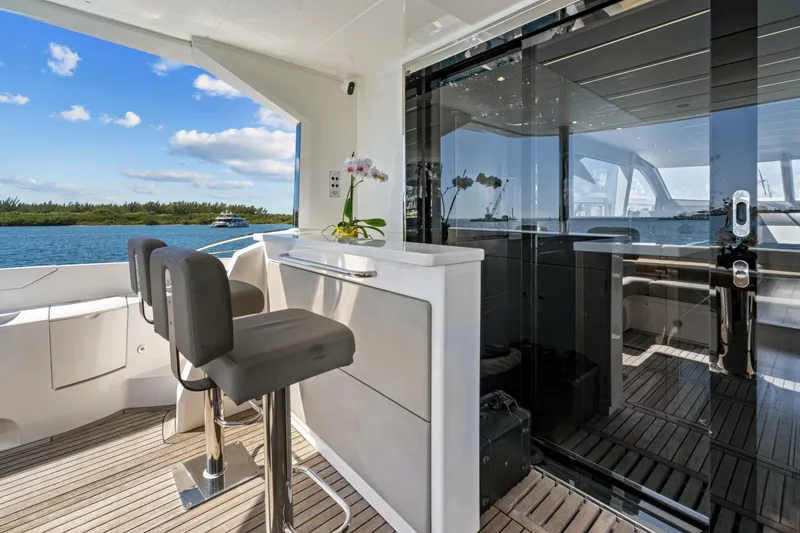Slide: The Image of Sunseeker Manhattan 66 2019 - 9