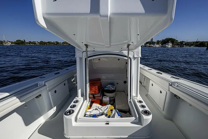 Slide: The Image of Yellowfin 32 Offshore 2021 - 10