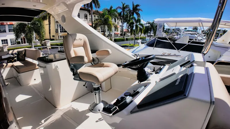 Slide: The Image of Sea Ray L590 Fly 2016 - 2