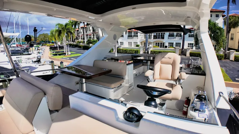 Slide: The Image of Sea Ray L590 Fly 2016 - 20