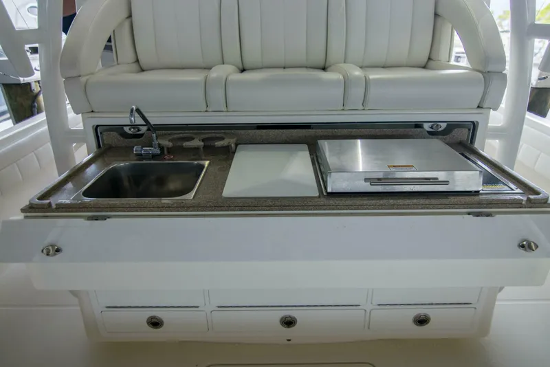 Slide: The Image of Regulator Marine 41 Center Console 2021 - 15