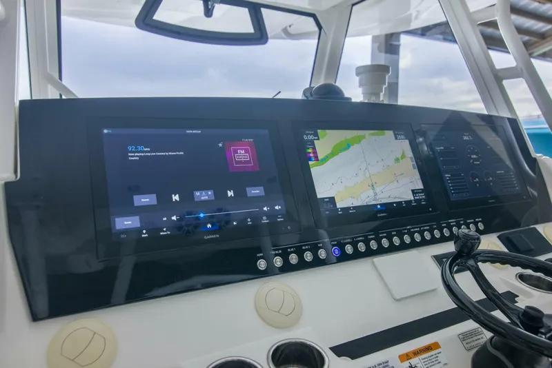 Slide: The Image of Regulator Marine 41 Center Console 2021 - 6