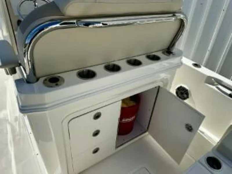 Slide: The Image of Boston Whaler 250 Dauntless 2023 - 14