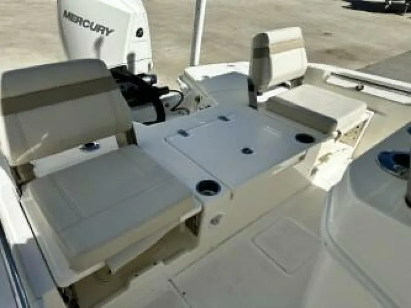 Slide: The Image of Boston Whaler 250 Dauntless 2023 - 17