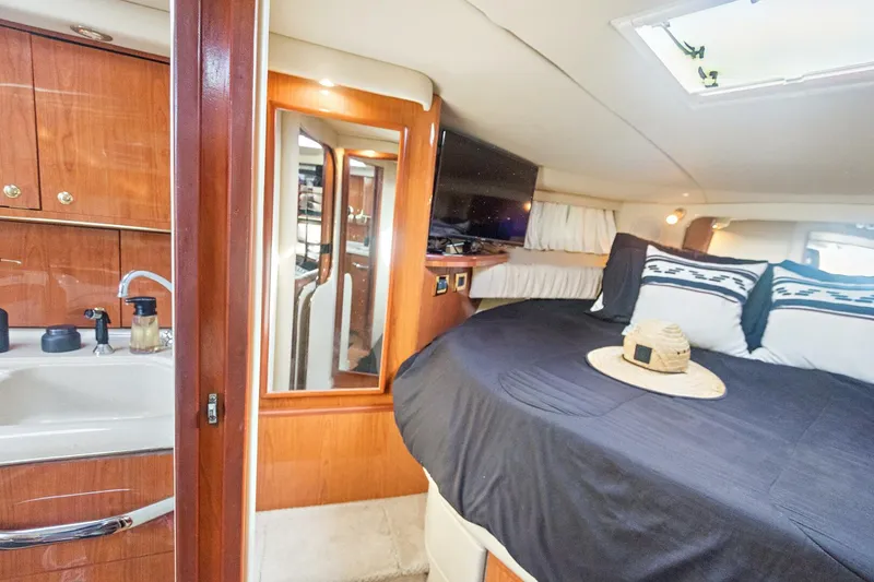 Slide: The Image of Sea Ray 370 Express Cruiser 2000 - 21