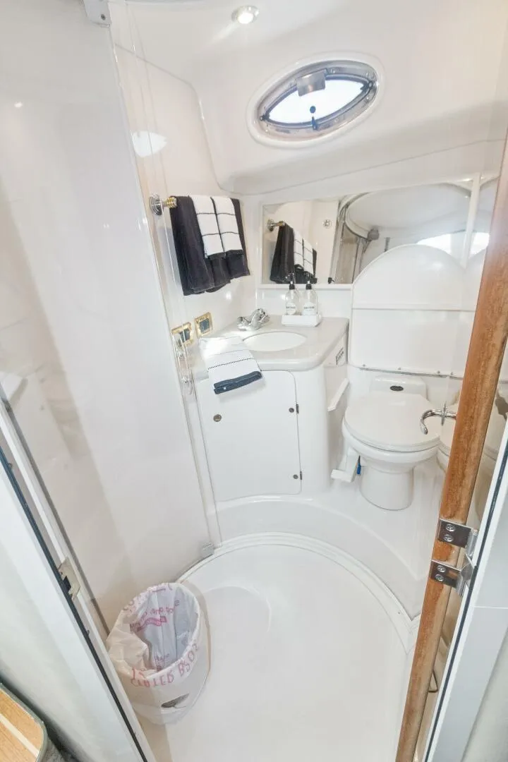 Slide: The Image of Sea Ray 370 Express Cruiser 2000 - 22