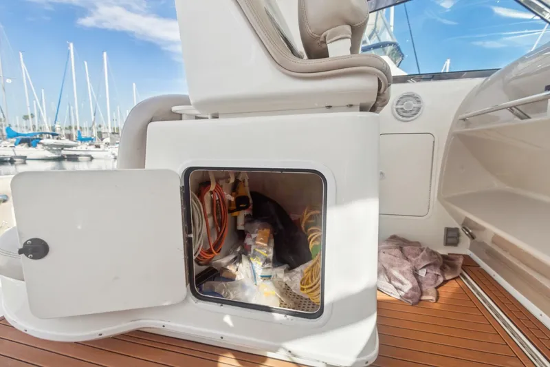 Slide: The Image of Sea Ray 370 Express Cruiser 2000 - 26