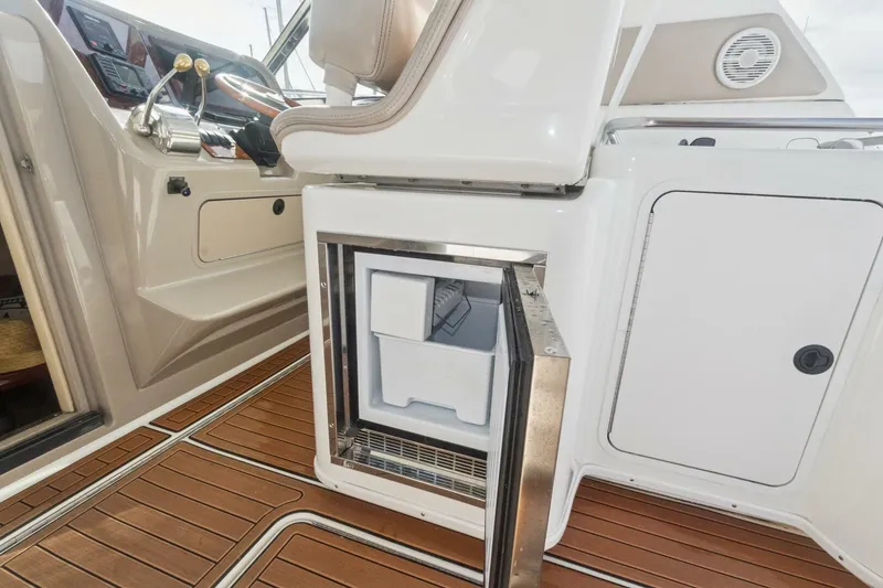 Slide: The Image of Sea Ray 370 Express Cruiser 2000 - 27