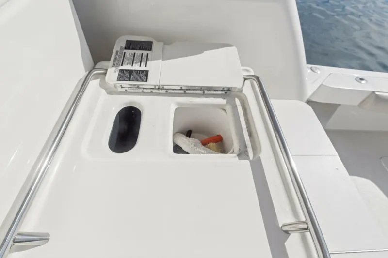 Slide: The Image of Sea Ray 370 Express Cruiser 2000 - 32