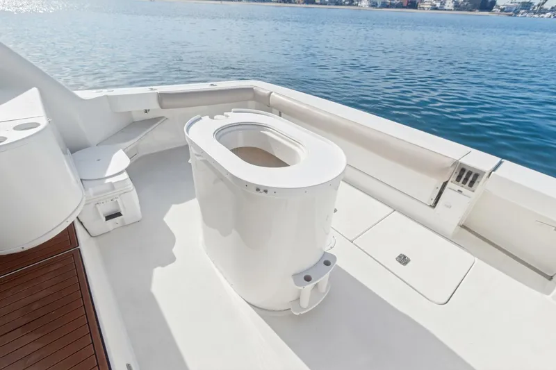 Slide: The Image of Sea Ray 370 Express Cruiser 2000 - 35