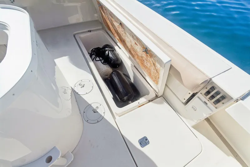 Slide: The Image of Sea Ray 370 Express Cruiser 2000 - 37