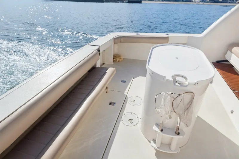 Slide: The Image of Sea Ray 370 Express Cruiser 2000 - 41