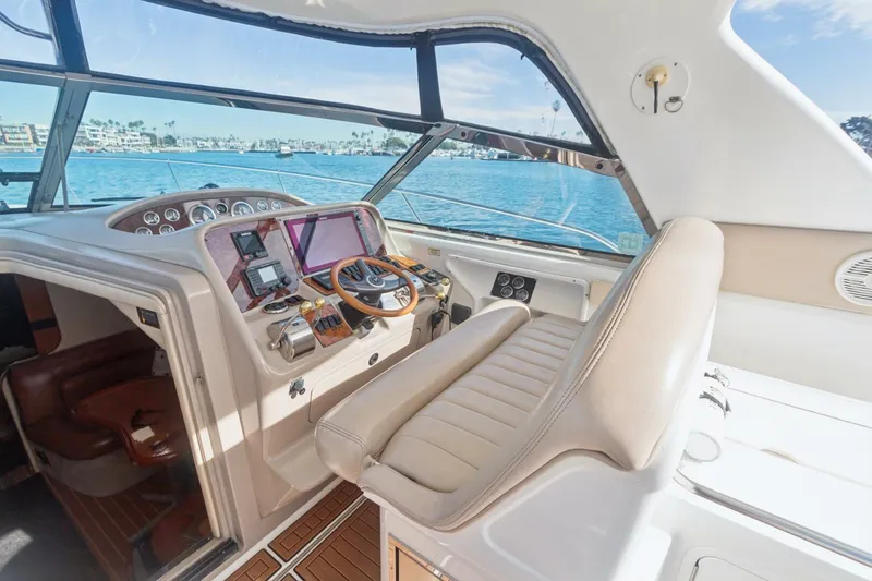 Slide: The Image of Sea Ray 370 Express Cruiser 2000 - 51