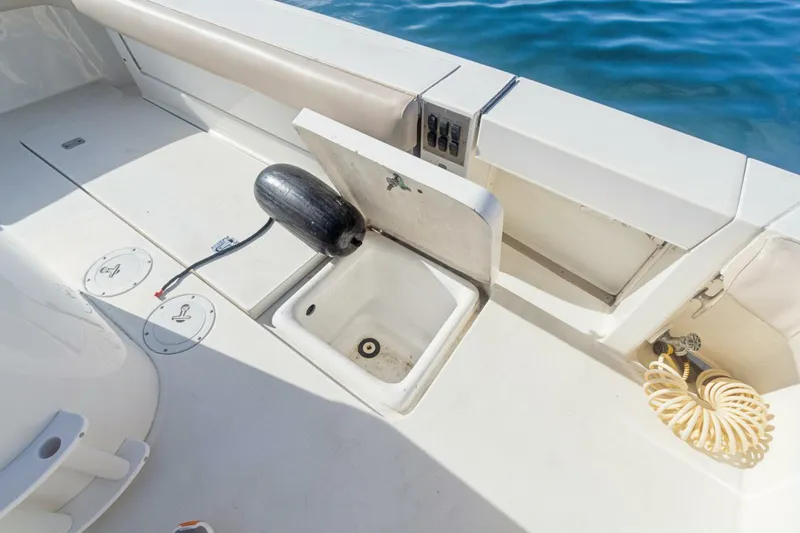 Slide: The Image of Sea Ray 370 Express Cruiser 2000 - 59
