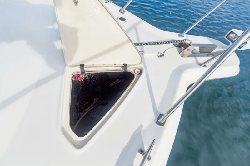 Slide: The Image of Sea Ray 370 Express Cruiser 2000 - 63