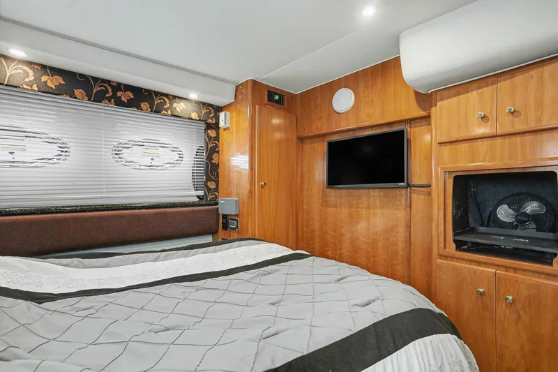 Slide: The Image of Carver Yachts 356 2001 - 16