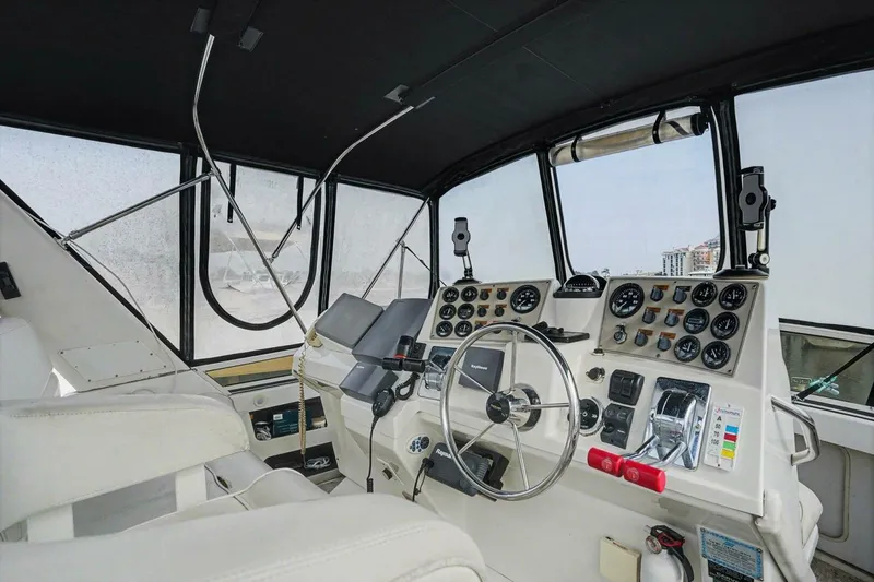 Slide: The Image of Carver Yachts 356 2001 - 18