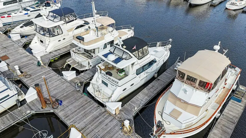 Slide: The Image of Carver Yachts 356 2001 - 28