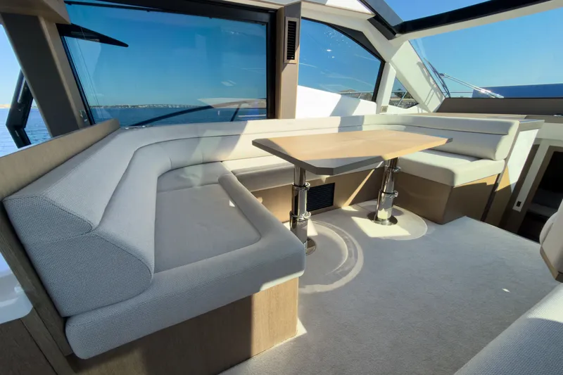 Slide: The Image of Galeon 510 SKY 2022 - 12