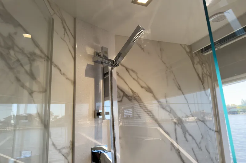 Slide: The Image of Galeon 510 SKY 2022 - 36