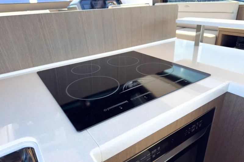 Slide: The Image of Galeon 510 SKY 2022 - 8