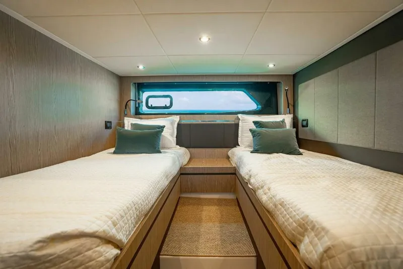 Slide: The Image of Azimut 45 Atlantis 2022 - 12