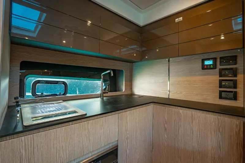Slide: The Image of Azimut 45 Atlantis 2022 - 6