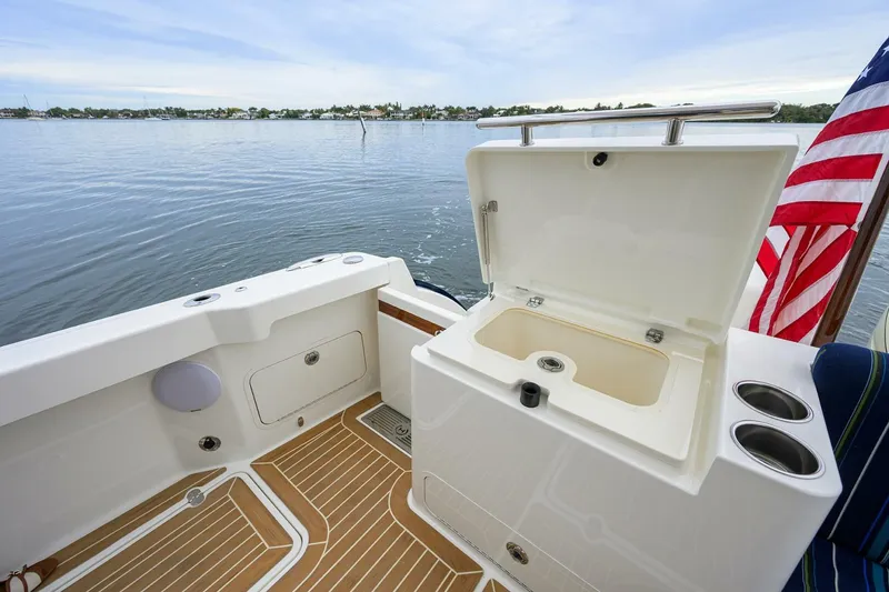 Slide: The Image of Hinckley Yachts 40X 2022 - 16