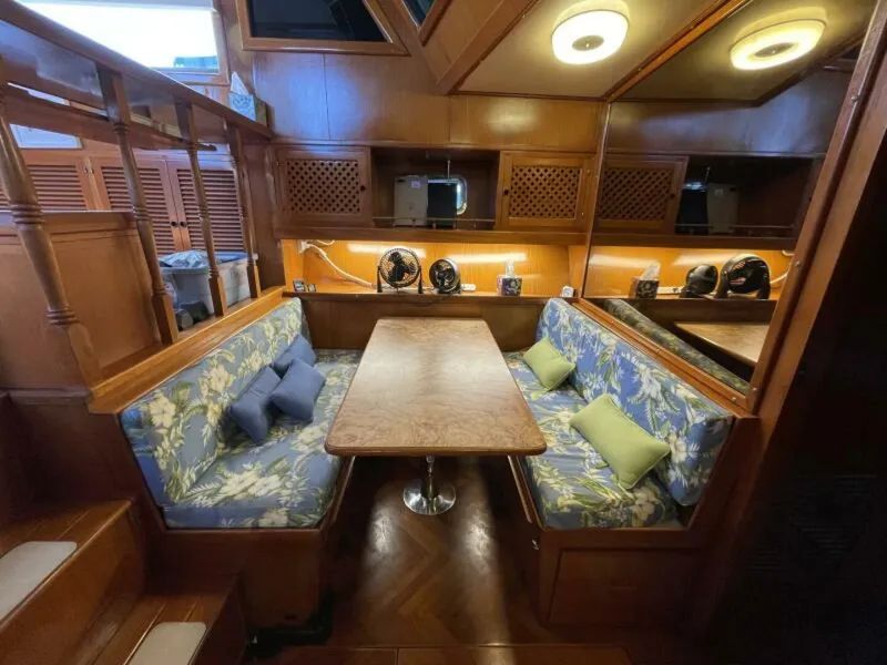 Slide: The Image of Heritage East 40 Sundeck 1987 - 15