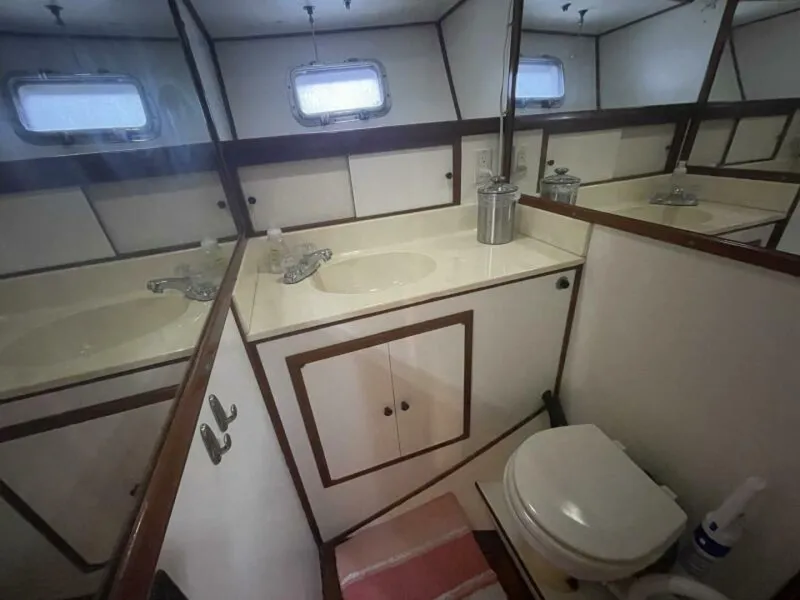 Slide: The Image of Heritage East 40 Sundeck 1987 - 17