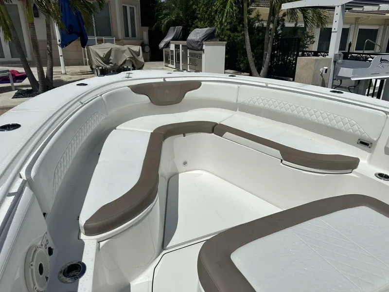 Slide: The Image of Edgewater 370CC 2020 - 10