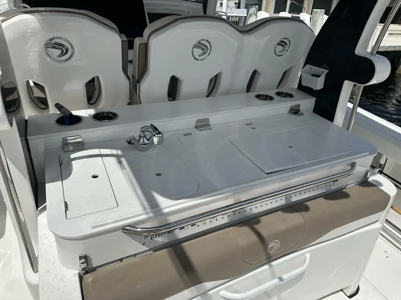Slide: The Image of Edgewater 370CC 2020 - 11