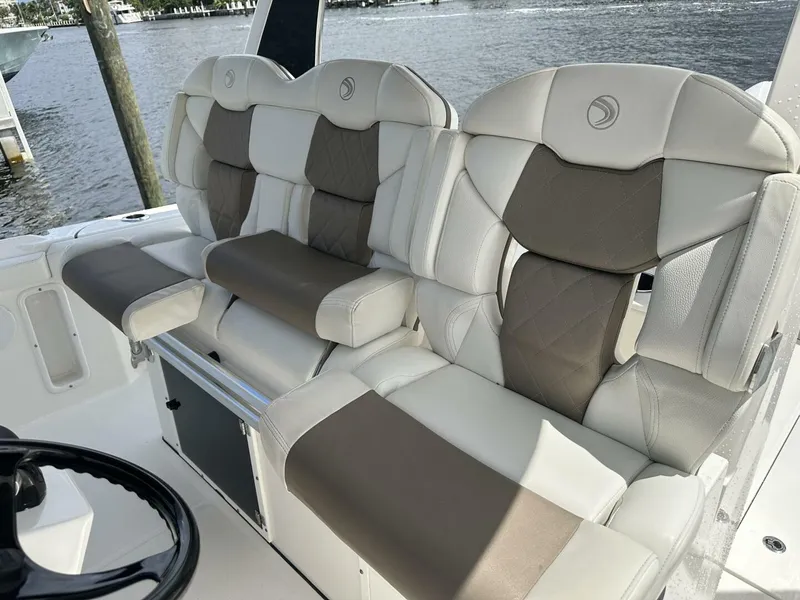 Slide: The Image of Edgewater 370CC 2020 - 12