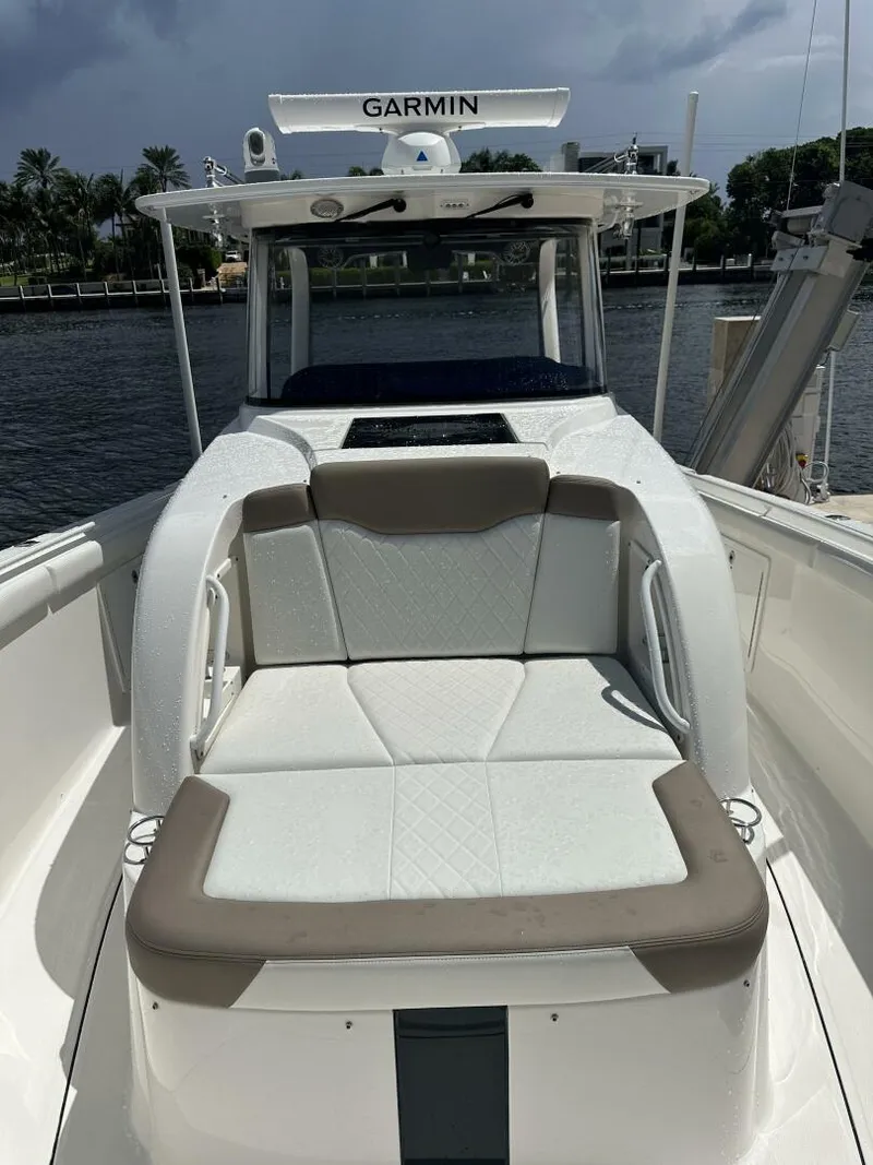 Slide: The Image of Edgewater 370CC 2020 - 13