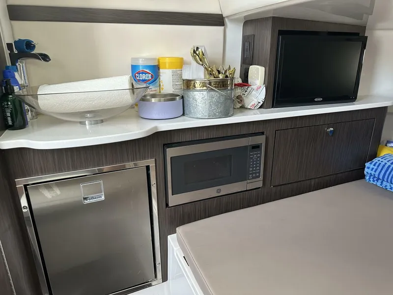 Slide: The Image of Edgewater 370CC 2020 - 14