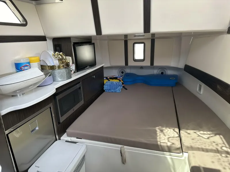 Slide: The Image of Edgewater 370CC 2020 - 15