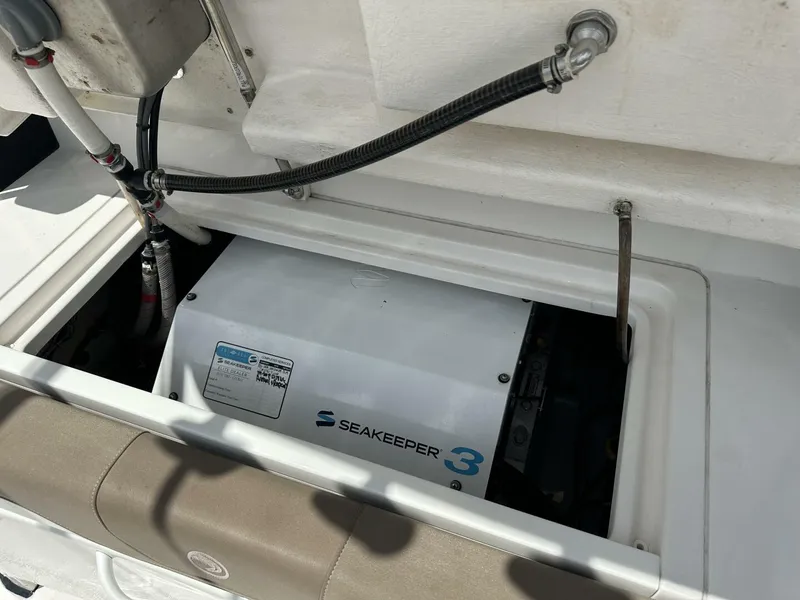 Slide: The Image of Edgewater 370CC 2020 - 16