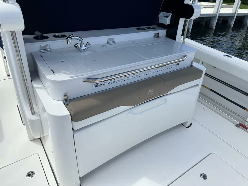 Slide: The Image of Edgewater 370CC 2020 - 2