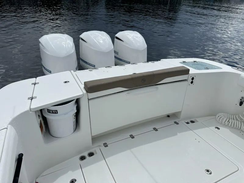Slide: The Image of Edgewater 370CC 2020 - 5
