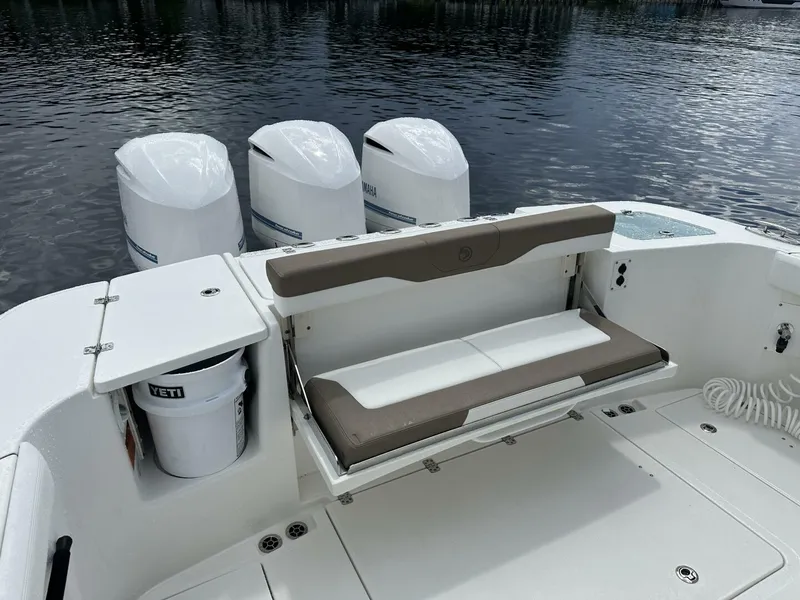 Slide: The Image of Edgewater 370CC 2020 - 6